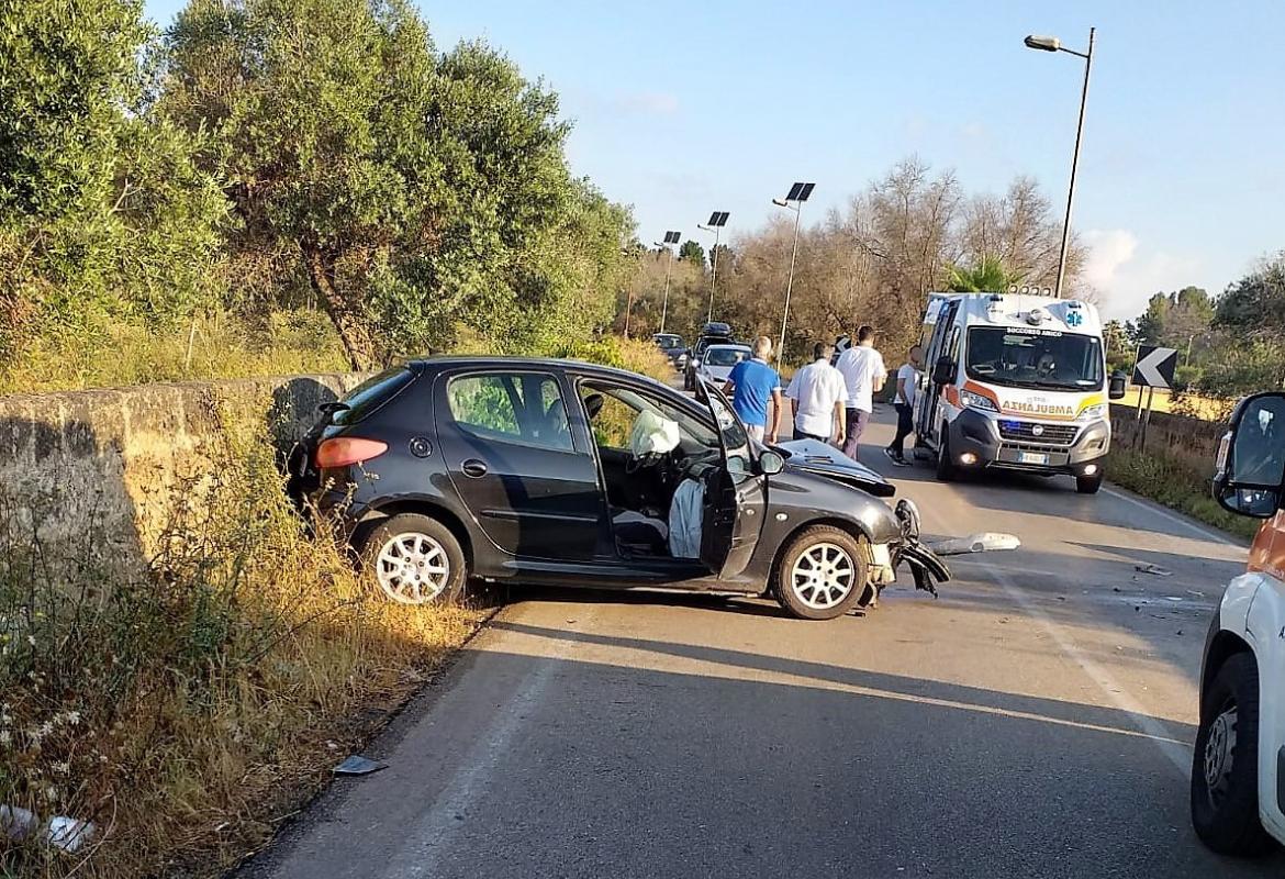 Auto contro un muro sulla Galatina Copertino, ferito ricoverato in codice rosso