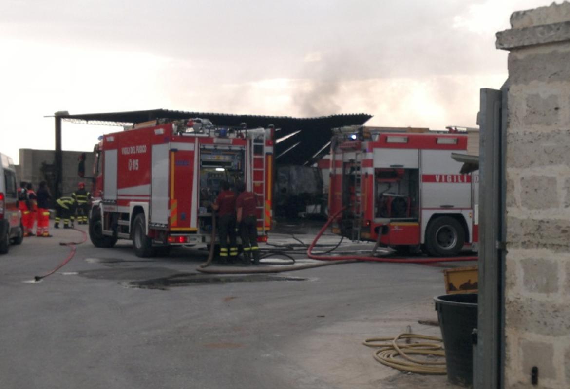 A fuoco due camion, paura a Collemeto