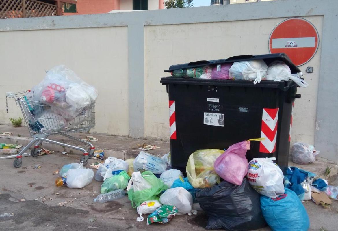 Rifiuti e inciviltà alla Baia Verde