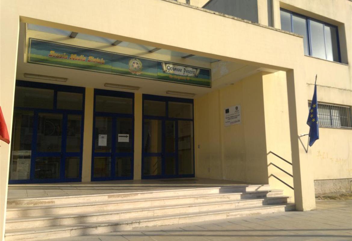 Calci e pugni nell'atrio della Scuola Media 'Giovanni XXIII'