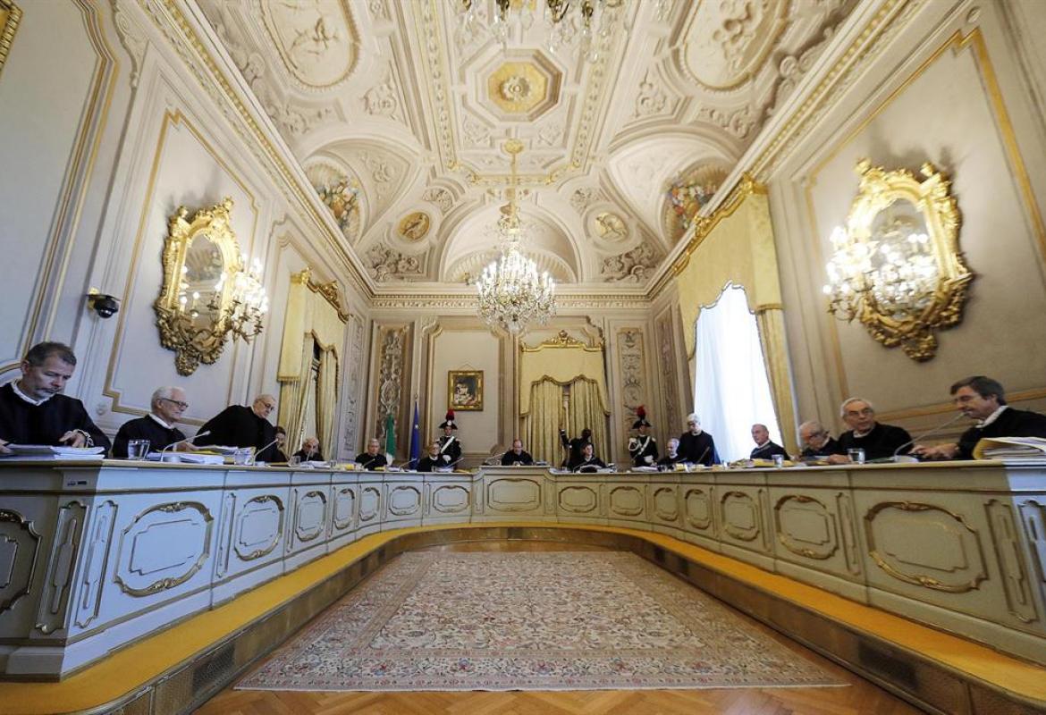 &quot;Non punibile chi agevola l’esecuzione del proposito di suicidio, autonomamente e liberamente formatosi, di un paziente tenuto in vita da trattamenti di sostegno vitale e affetto da una patologia irreversibile&quot;