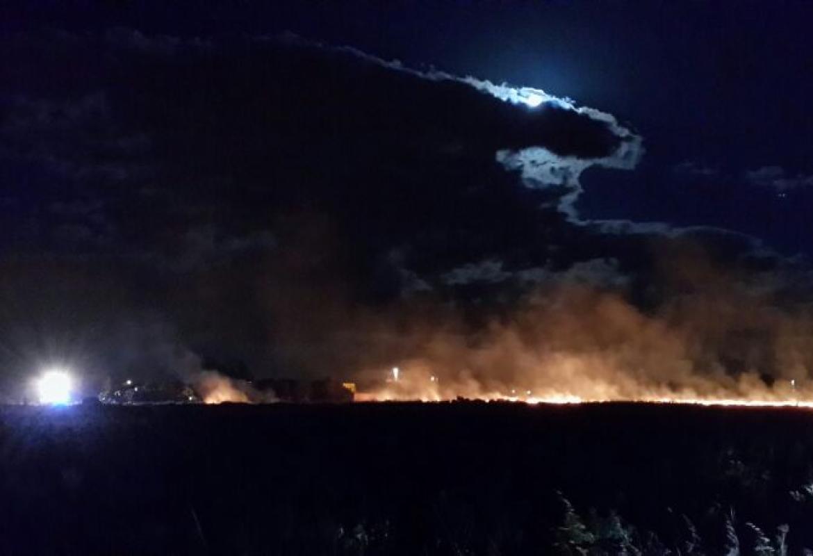 Incendio nei terreni accanto all'Ipsia