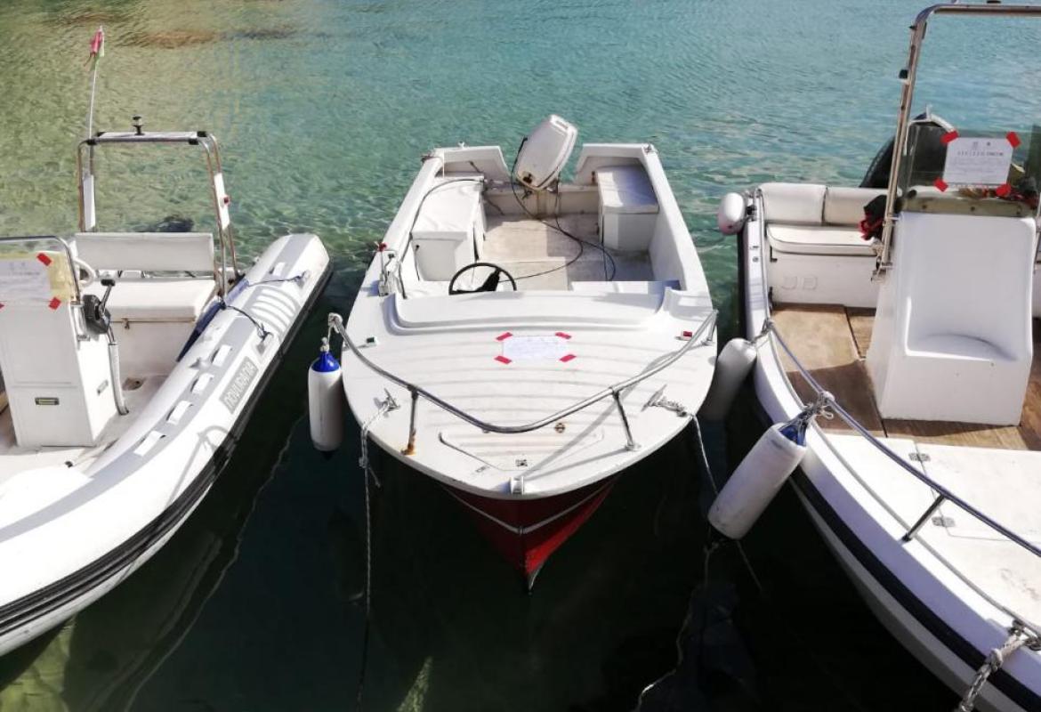 Sfrattate le barche abusivamente ormeggiate a Santa Caterina