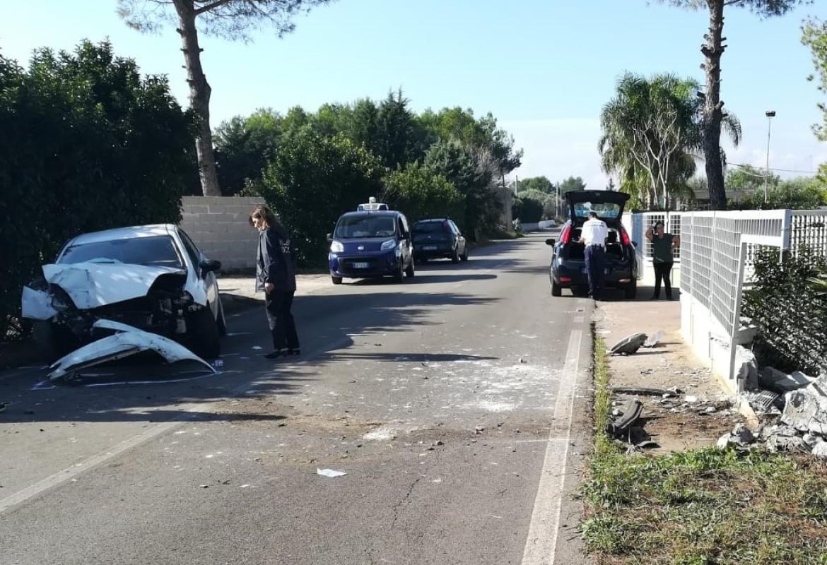 Auto fuori strada a causa della nebbia, madre e figlia trasportate in codice rosso al Fazzi