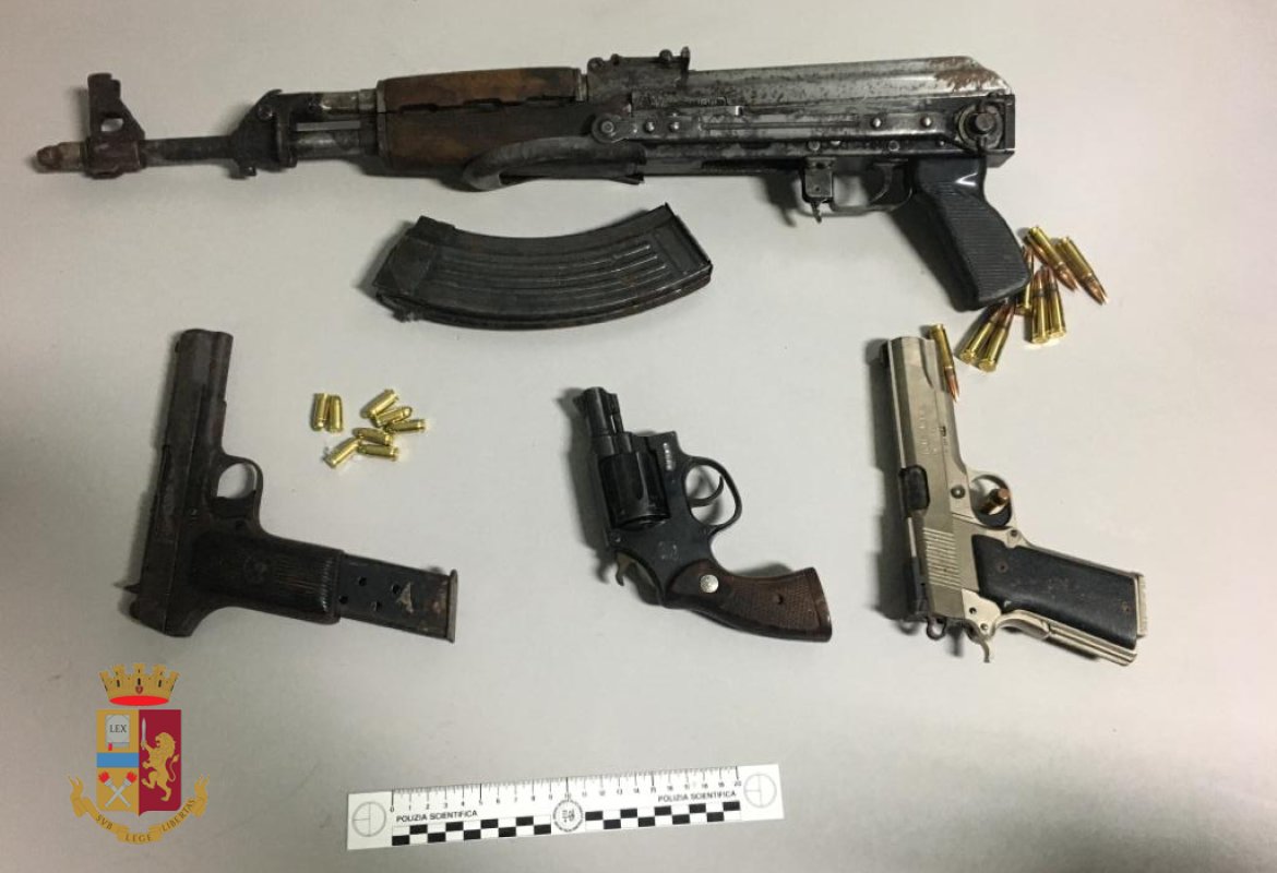 Un kalashnikov e tre pistole rinvenuti sulla Lecce San Cataldo
