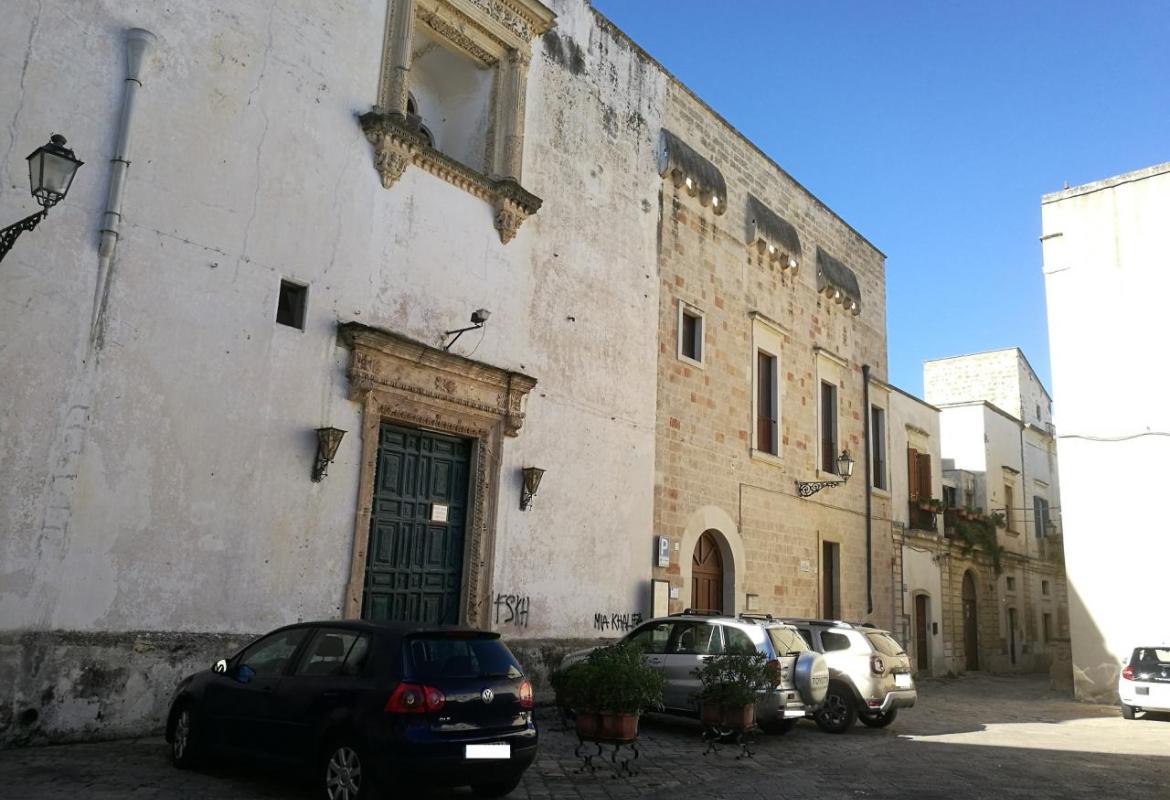 Scritte vandaliche sulla Chiesa di San Luigi e scoppia la polemica