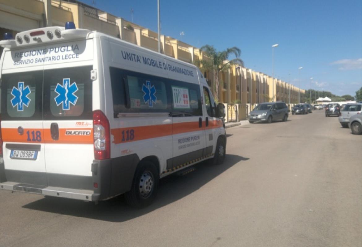 Minaccia di buttarsi di sotto. Pensionato in bilico sul terrazzo di casa, salvato dalle forze dell'ordine