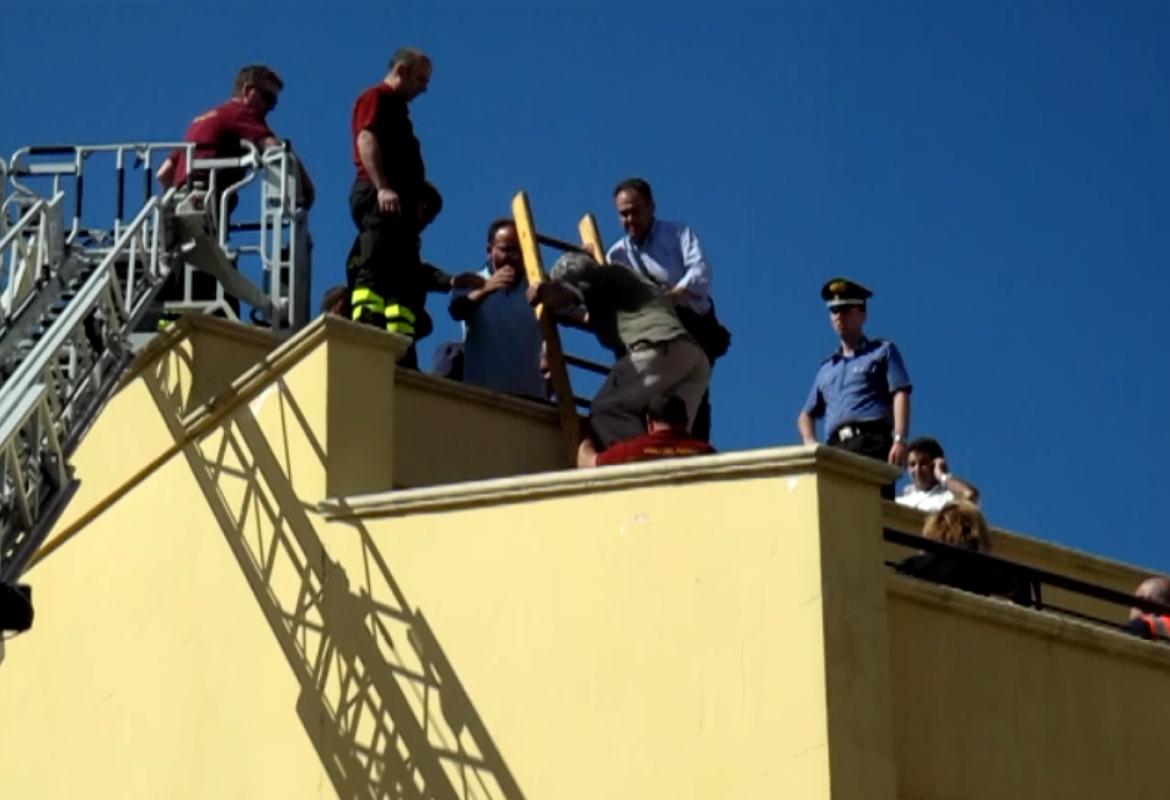 "Grazie, maresciallo!" Dopo aver minacciato il suicidio si arrende al suo salvatore