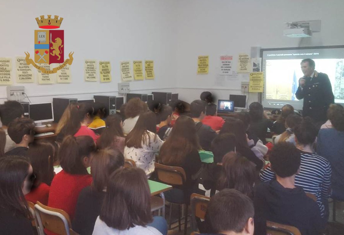 La Polizia di Galatina incontra i ragazzi alla "Giovanni XXIII"