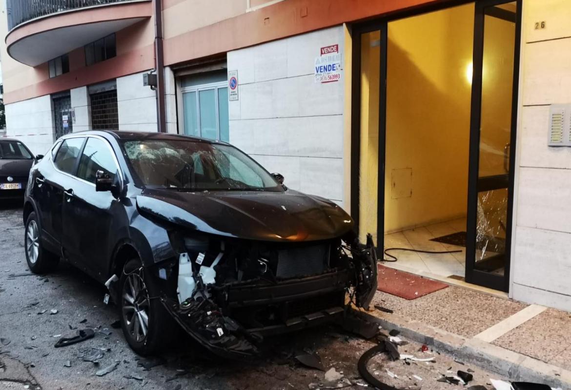 Fatta esplodere bomba carta sotto un'auto, paura all'alba in via delle Rose