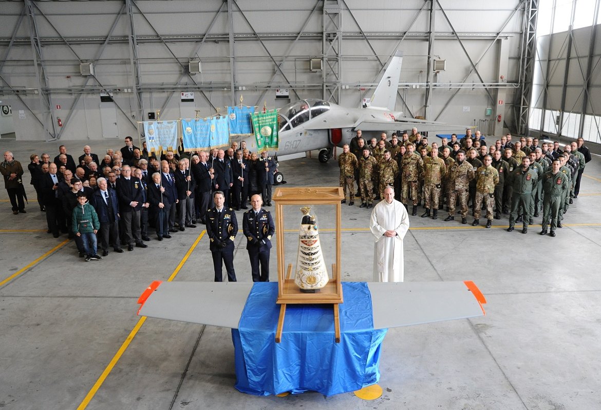 La statua della Madonna di Loreto è giunta al 'Fortunato Cesari' accolta dal personale del 61° Stormo