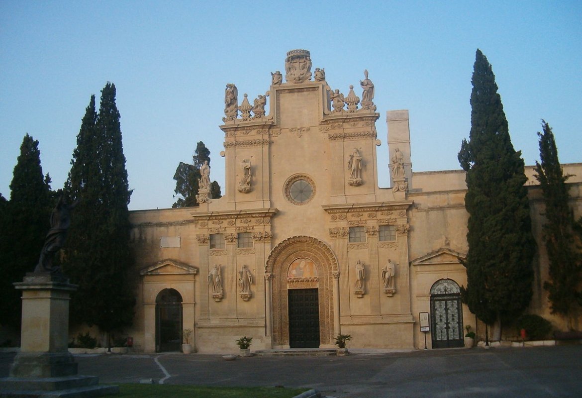 A Lecce chiuso alle visite il cimitero e sospesa la vendita ambulante di verdura