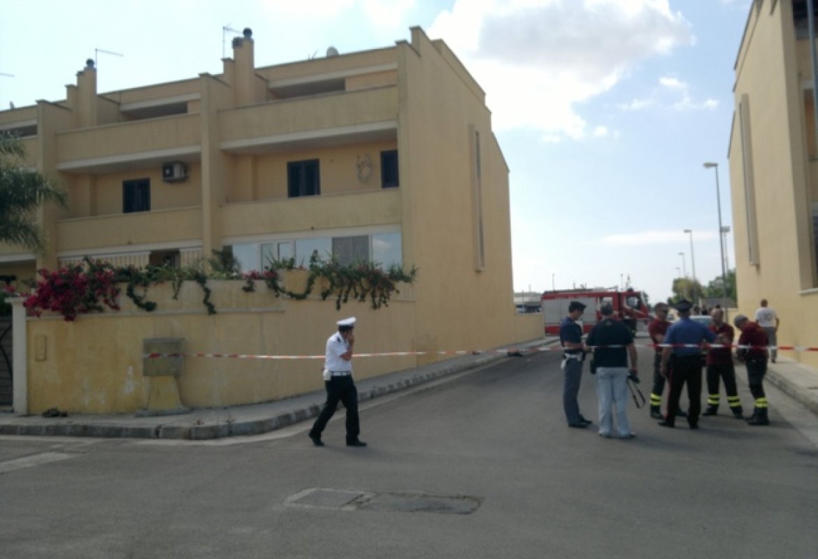 Si era lasciato cadere nel vuoto. È spirato al 'Vito Fazzi' poco dopo mezzogiorno