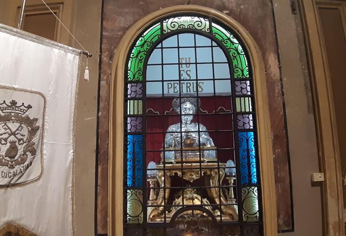 Il Sindaco Marcello Amante ed il Parroco don Lucio Greco pregano con Papa Francesco e poi insieme in Chiesa Madre invocano la protezione del Primo degli Apostoli