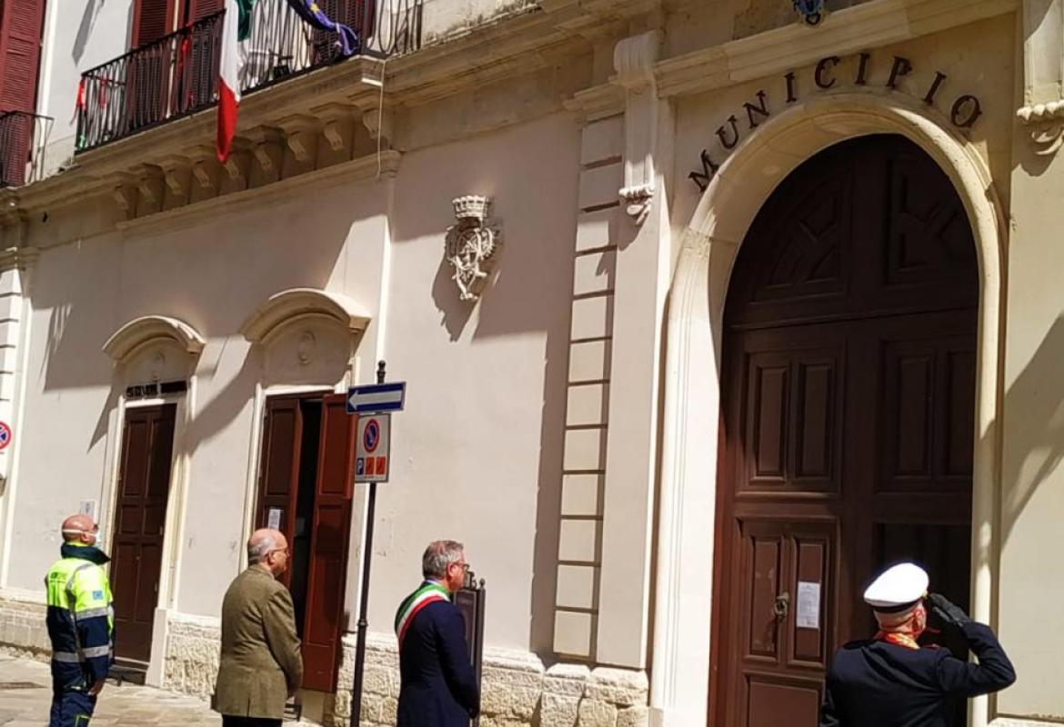 Tutti lì, in quel silenzio