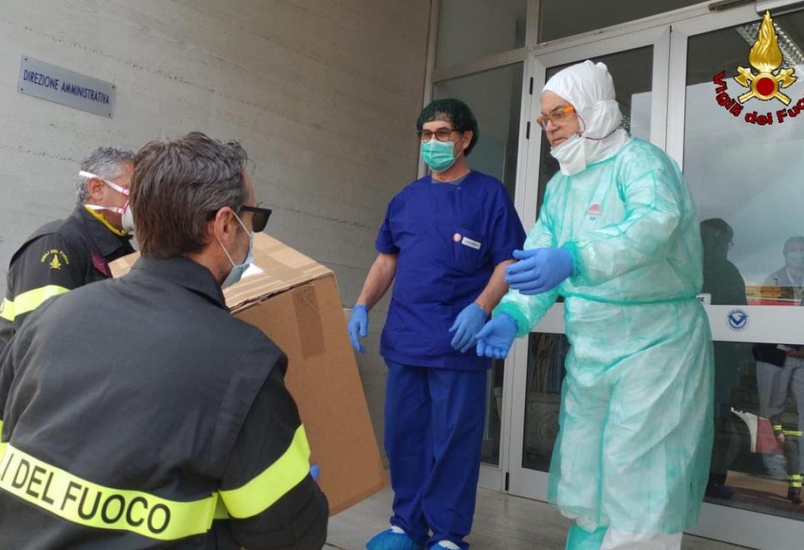 I Vigili del Fuoco di Lecce realizzano e consegnano 30 visiere protettive ai sanitari dell’ospedale di Copertino