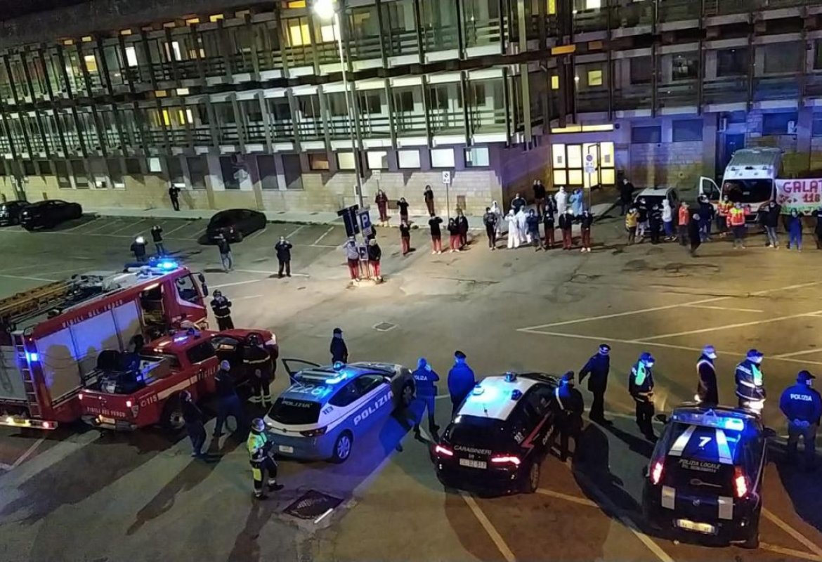 COVID-19. Di nuovo un balzo dei positivi nel Salento. A Galatina la manifestazione di solidarietà delle Forze dell'Ordine davanti alla Palazzina De Maria