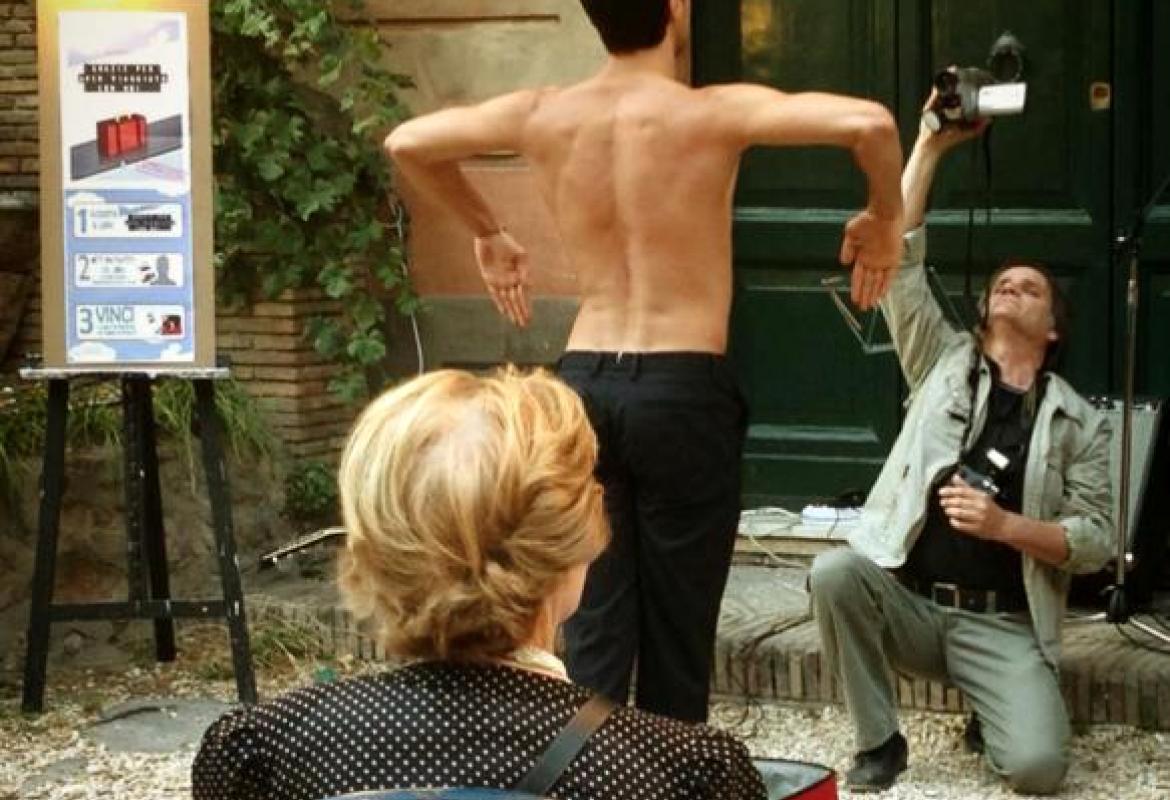 Fausto Romano esce da una valigia e conquista Roma