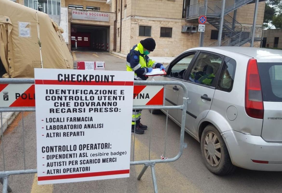 I volontari della Protezione Civile 'filtrano' con il termometro chi vuole accedere all'Ospedale di Galatina