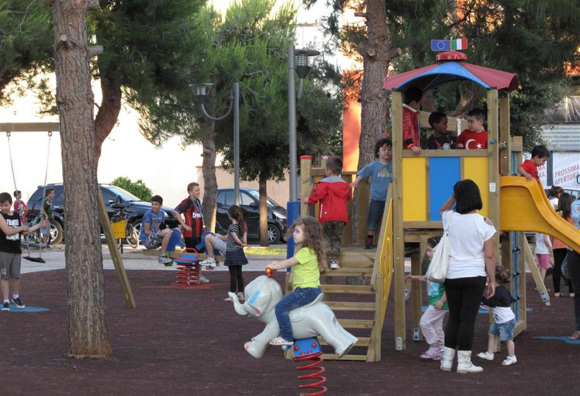 I bambini alla conquista della nuova piazzetta Fedele