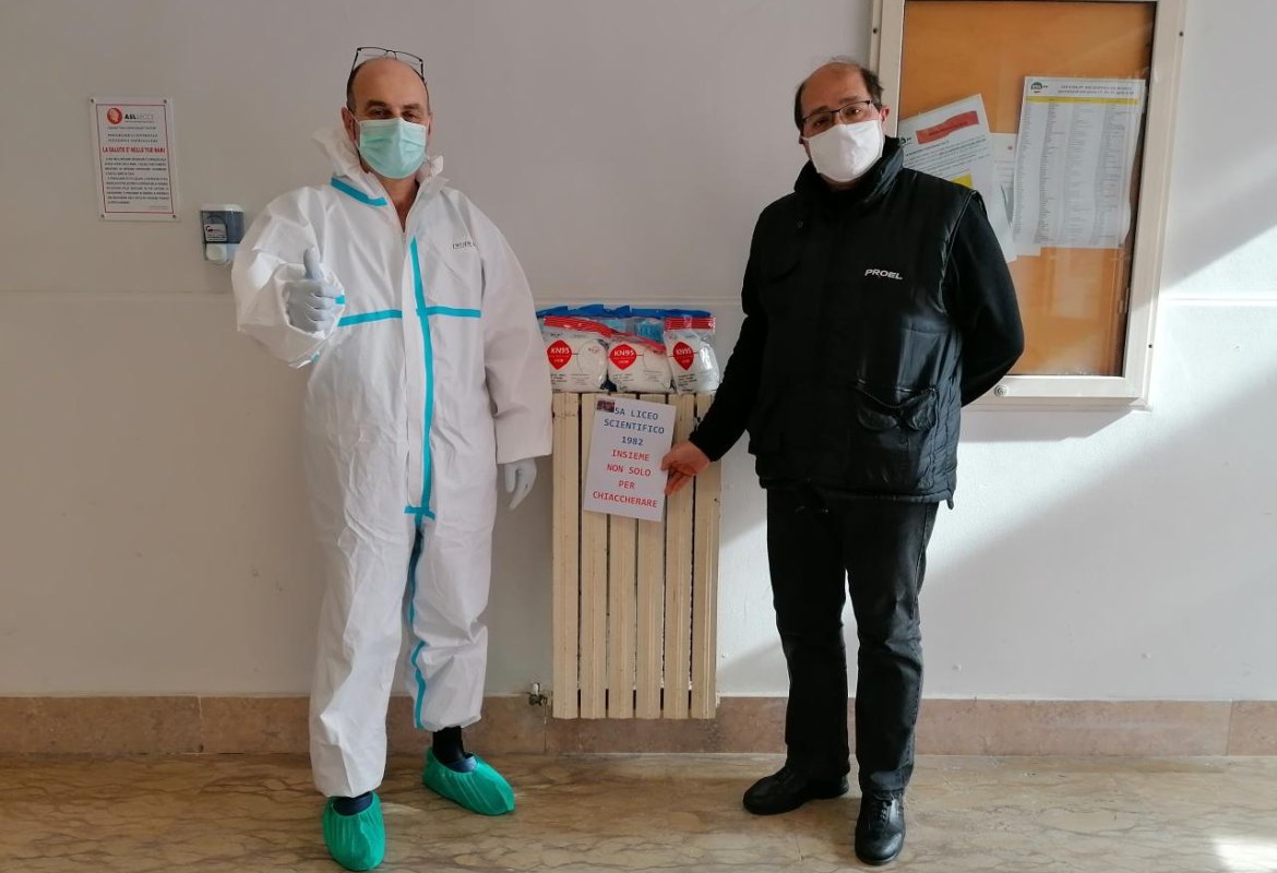 La "5A Liceo Scientifico 1982" di Galatina acquista e distribuisce 220 mascherine