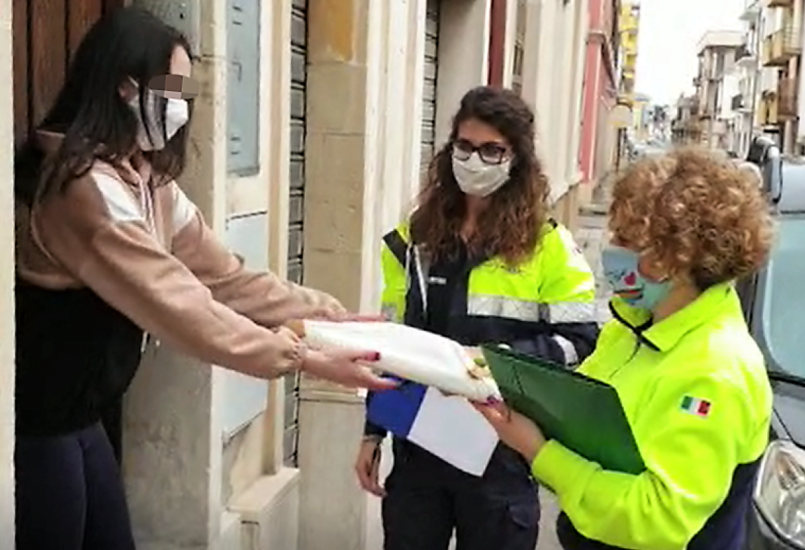 La Protezione Civile consegna 80 computer agli alunni dell'IISS Laporta / Falcone e Borsellino 