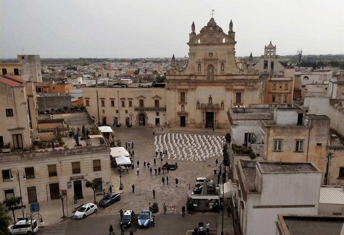 Duecento sedie vuote e mute gridano aiuto in Piazza San Pietro a Galatina 