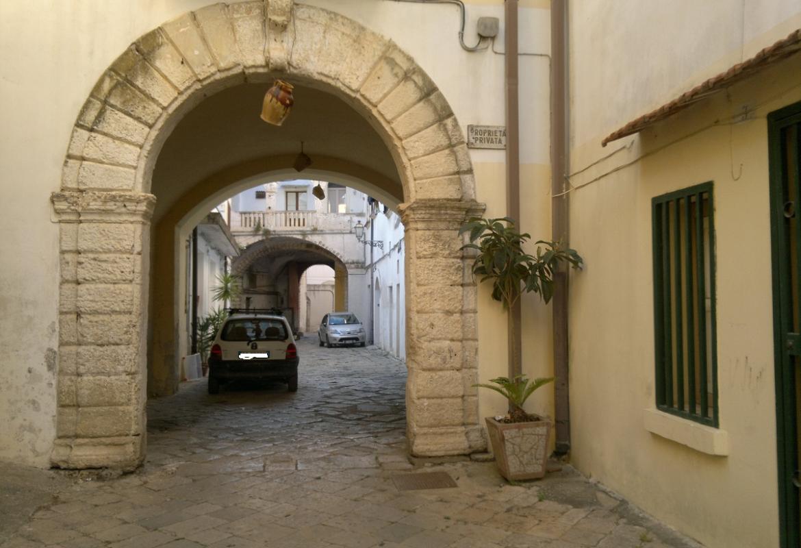 Si impossessa illegittimamente di un'abitazione comunale nel centro antico. Galatinese denunciato a piede libero