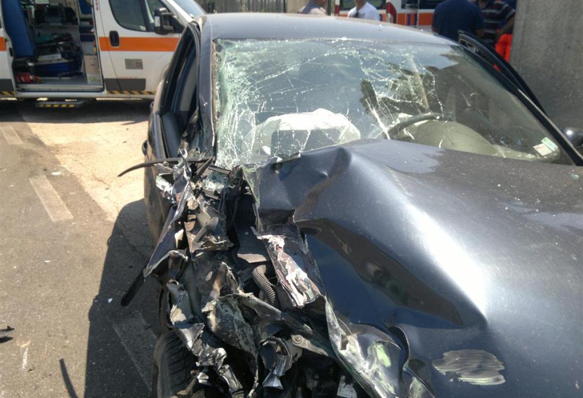 Scontro tra Golf e camion sulla Galatina-Collemeto. Una donna e tre bambine escono quasi indenni dall'auto distrutta