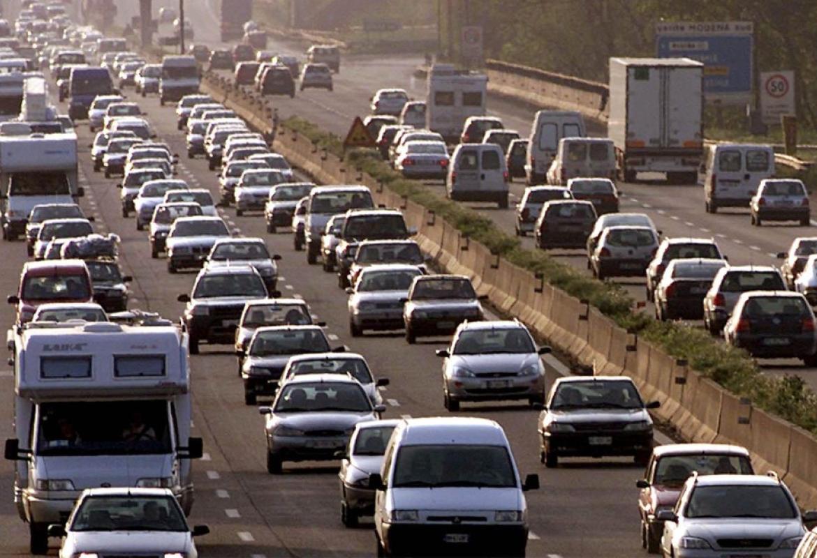 A tavola ed in macchina con parenti, conviventi ed amici senza distanziamento sociale, emanata l'ordinanza 283 che in Puglia lo consente