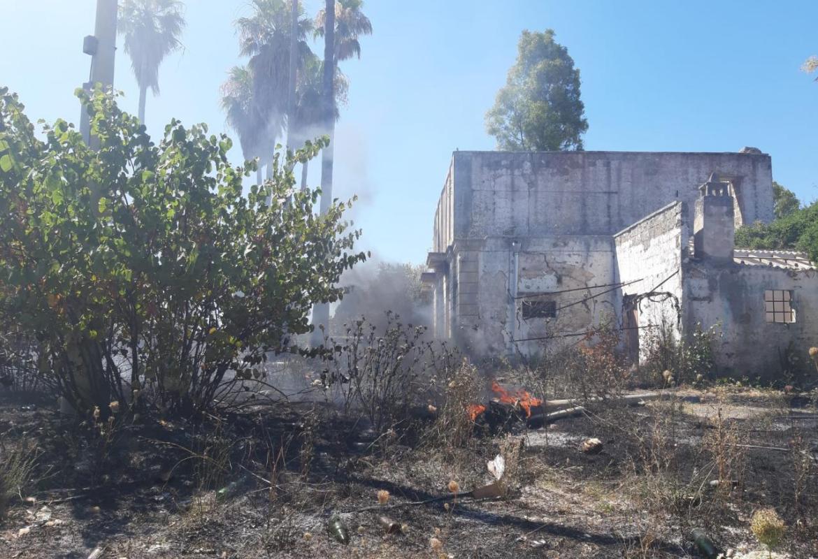 Di nuovo fiamme e fumo intorno alla via di Noha