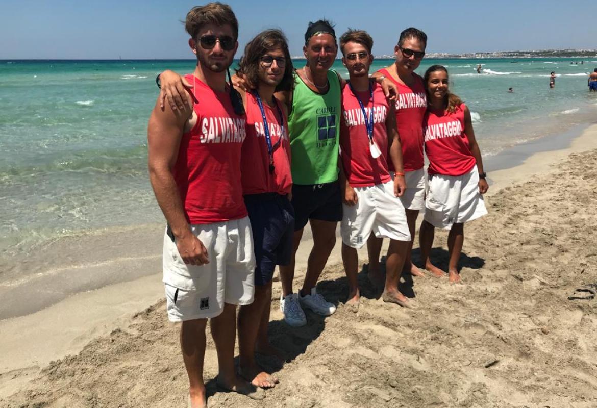 Turista svizzero in difficoltà davanti all'isola di Sant'Andrea salvato dagli assistenti bagnanti dell’Ecoresort Le Sirené