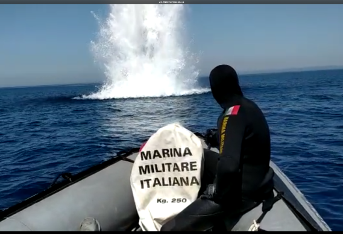 I palombari distruggono una bomba d’aereo da 500 libbre sul litorale di San Vito