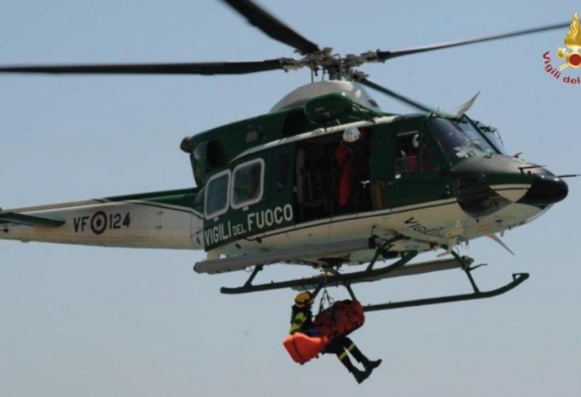 Precipita dagli scogli e viene salvato da un elicottero dei Vigili del Fuoco