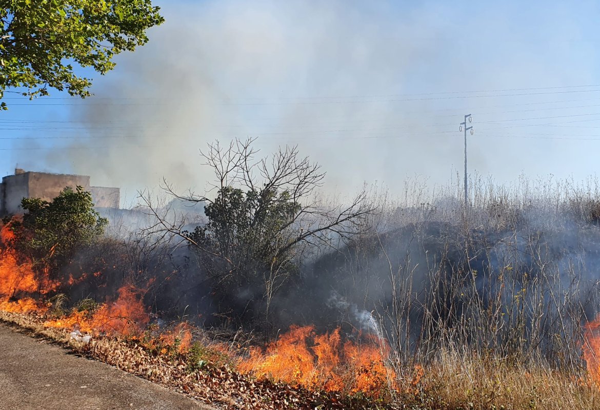 Fiamme in viale Carlo Alberto Dalla Chiesa e contrada Lo Vita