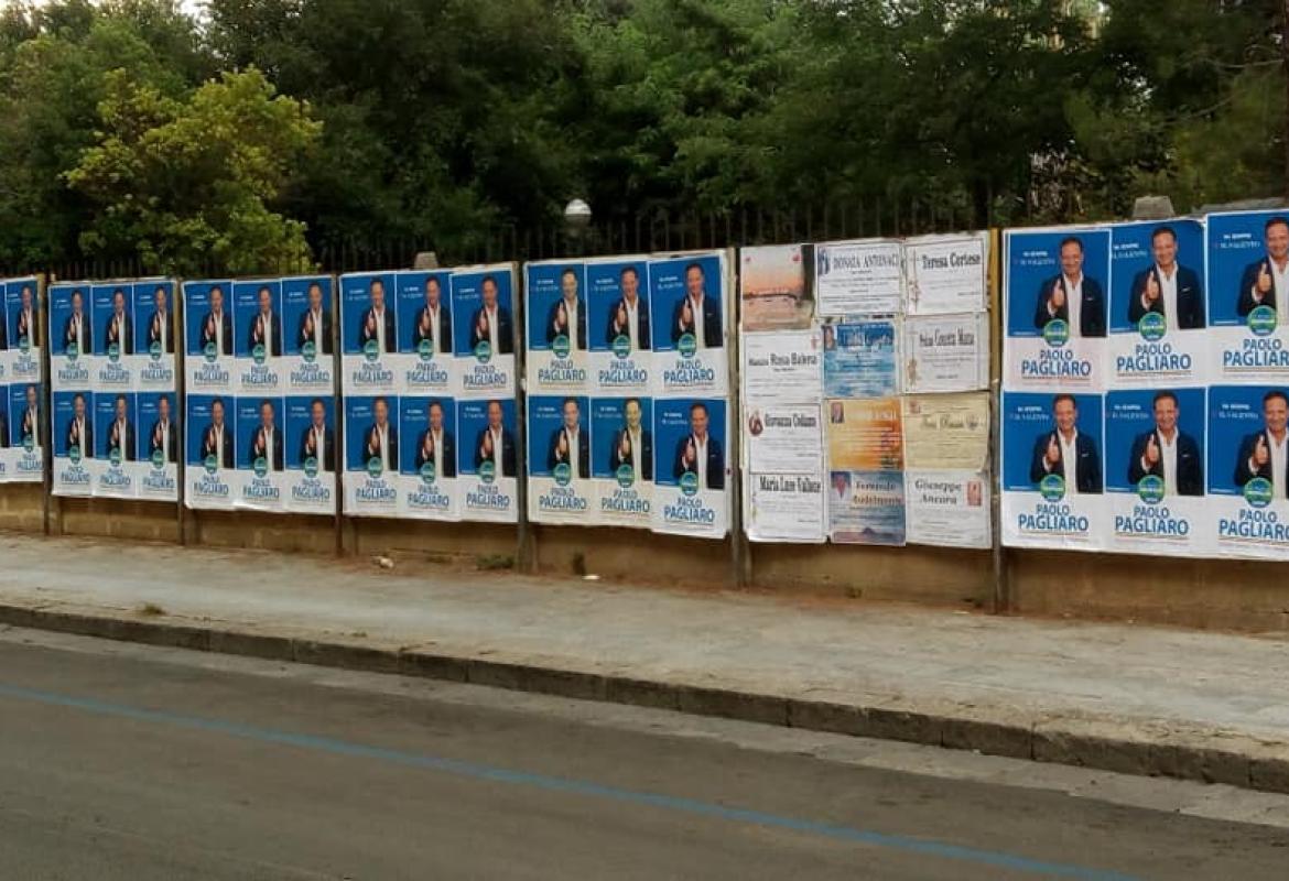 Manifesti elettorali affissi fuori dagli spazi, un appello al rispetto delle regole
