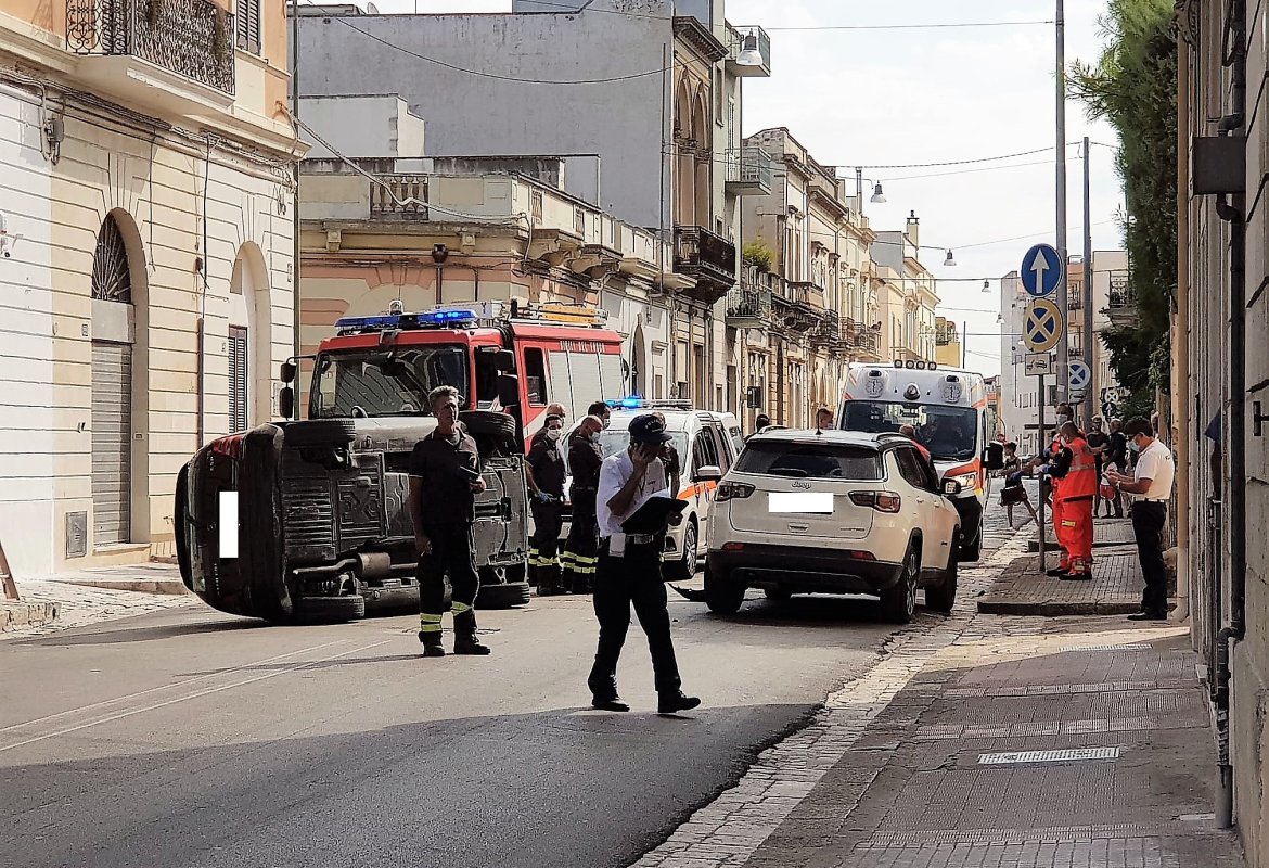 In via XX Settembre a Galatina auto si ribalta dopo avere urtato una Jeep ferma. Feriti i due conducenti
