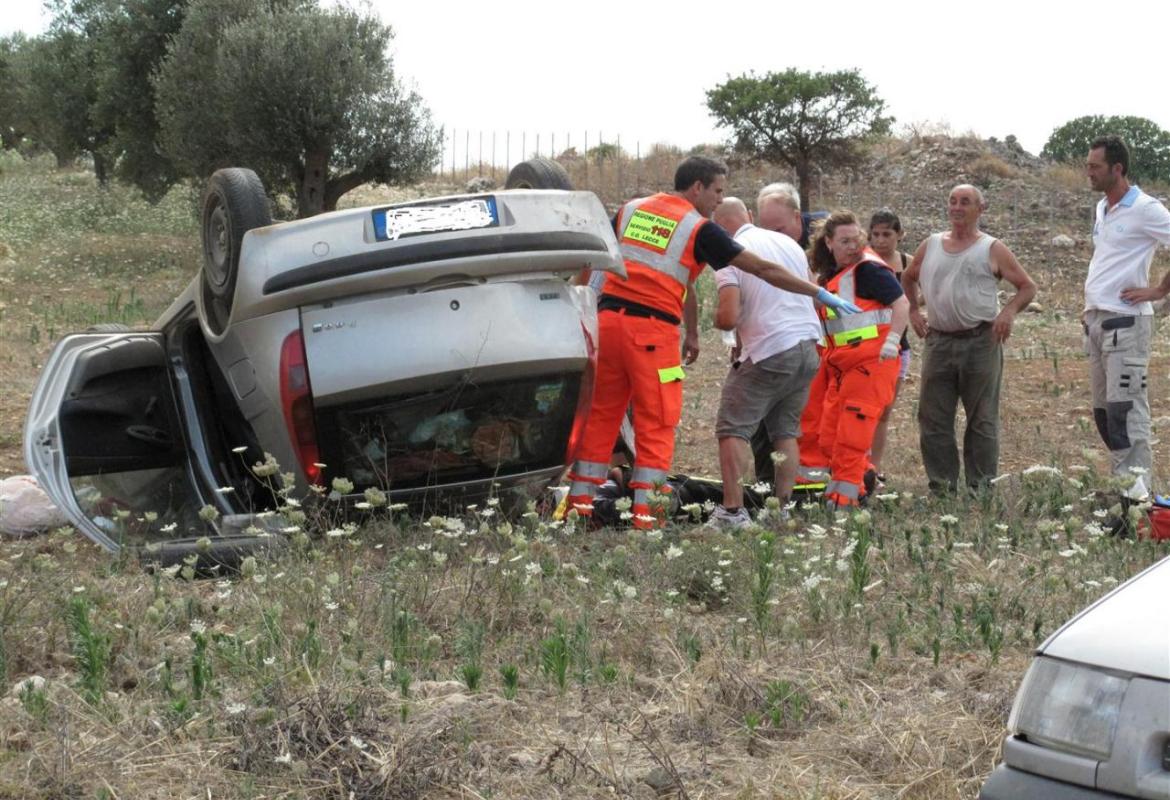 Incastrato nell'auto capovoltasi fuori strada viene estratto dagli operatori del 118 e ricoverato al 'Vito Fazzi'