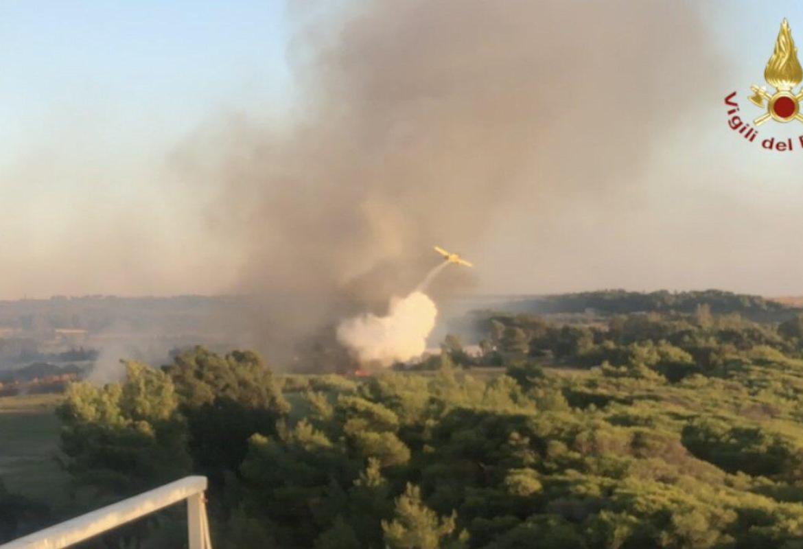 Dopo la grande paura domato un vasto incendio alla Baia Verde