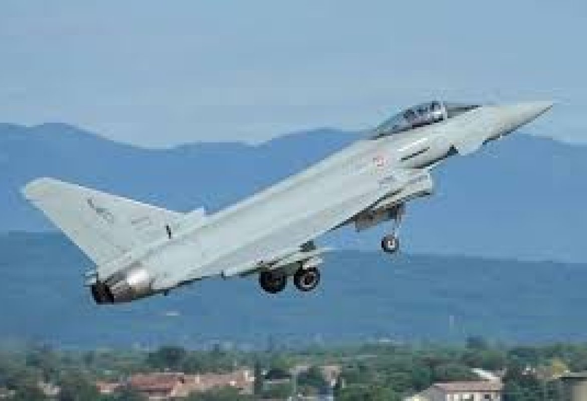 Aereo civile perde il contatto radio e viene intercettato da due caccia italiani