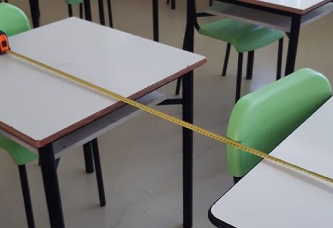 Studenti distanziati con un braccialetto nato in Puglia