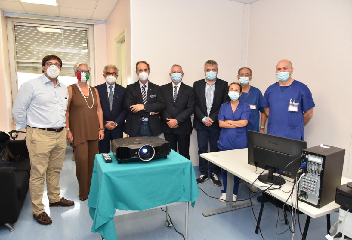Il Rotary dona un videoproiettore alla Lung Cancer Unit del 'Fazzi' 
