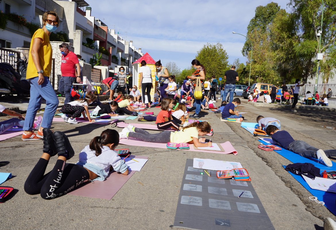 Per la Festa del Libro i ragazzi del Polo 2 di Galatina e Noha riempiono &quot;barattoli di felicità&quot;
