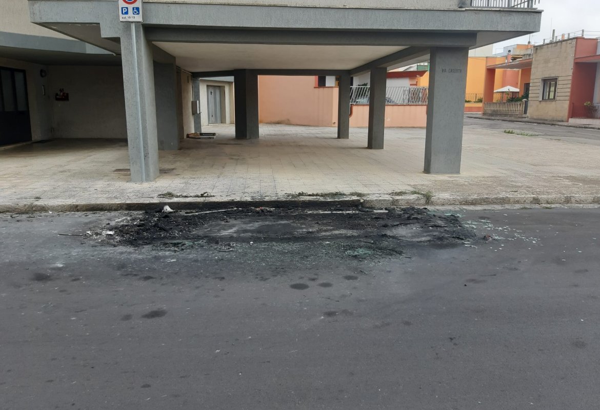A fuoco in via Caserta un'auto ricollegabile ad un pregiudicato galatinese
