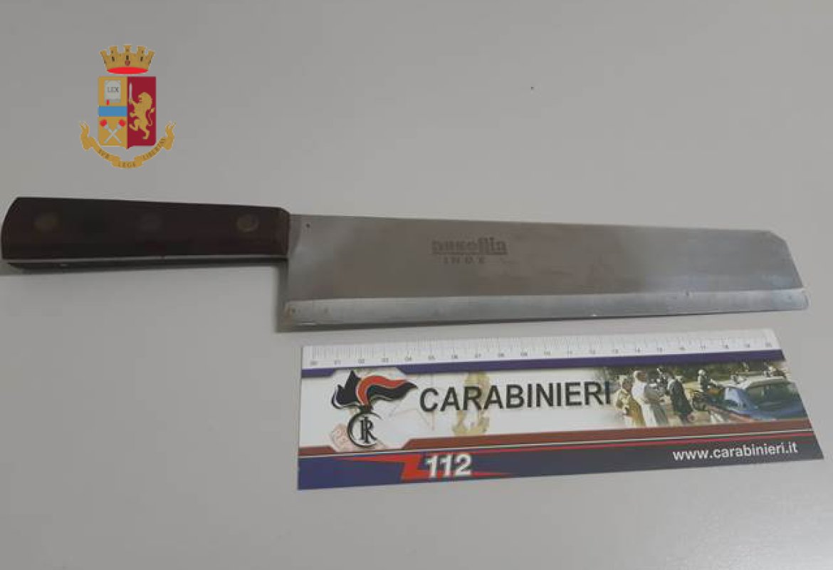 Armati di coltelli aggrediscono davanti ad un bar due cugini galatinesi, arrestati un uomo di Galatina ed uno di Cutrofiano 