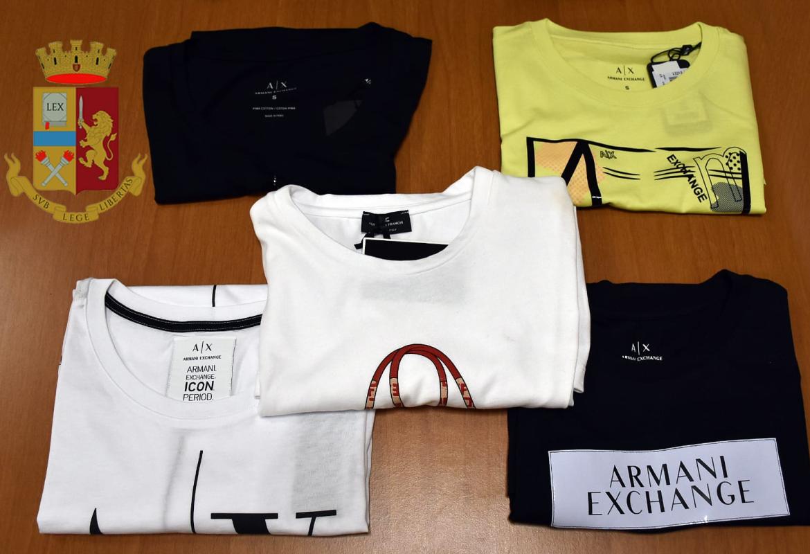 Rubano alcune magliette griffate in una boutique di via Roma, denunciati due coniugi ungheresi