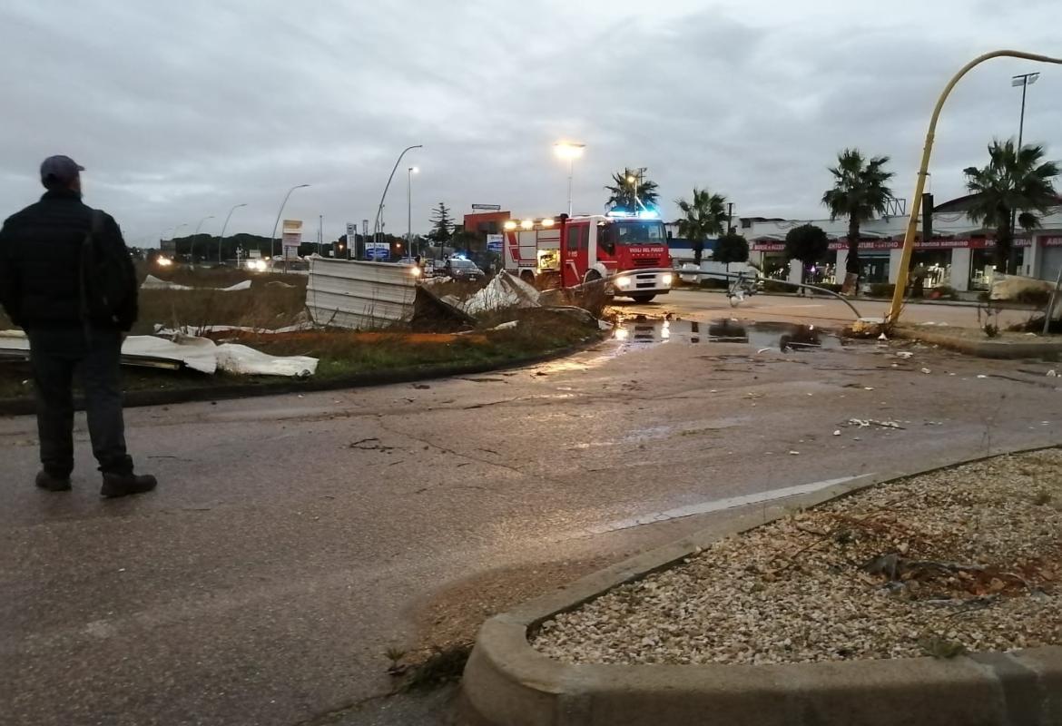 Violenta tromba d'aria si abbatte sulla zona industriale Galatina-Soleto. Danni ingenti