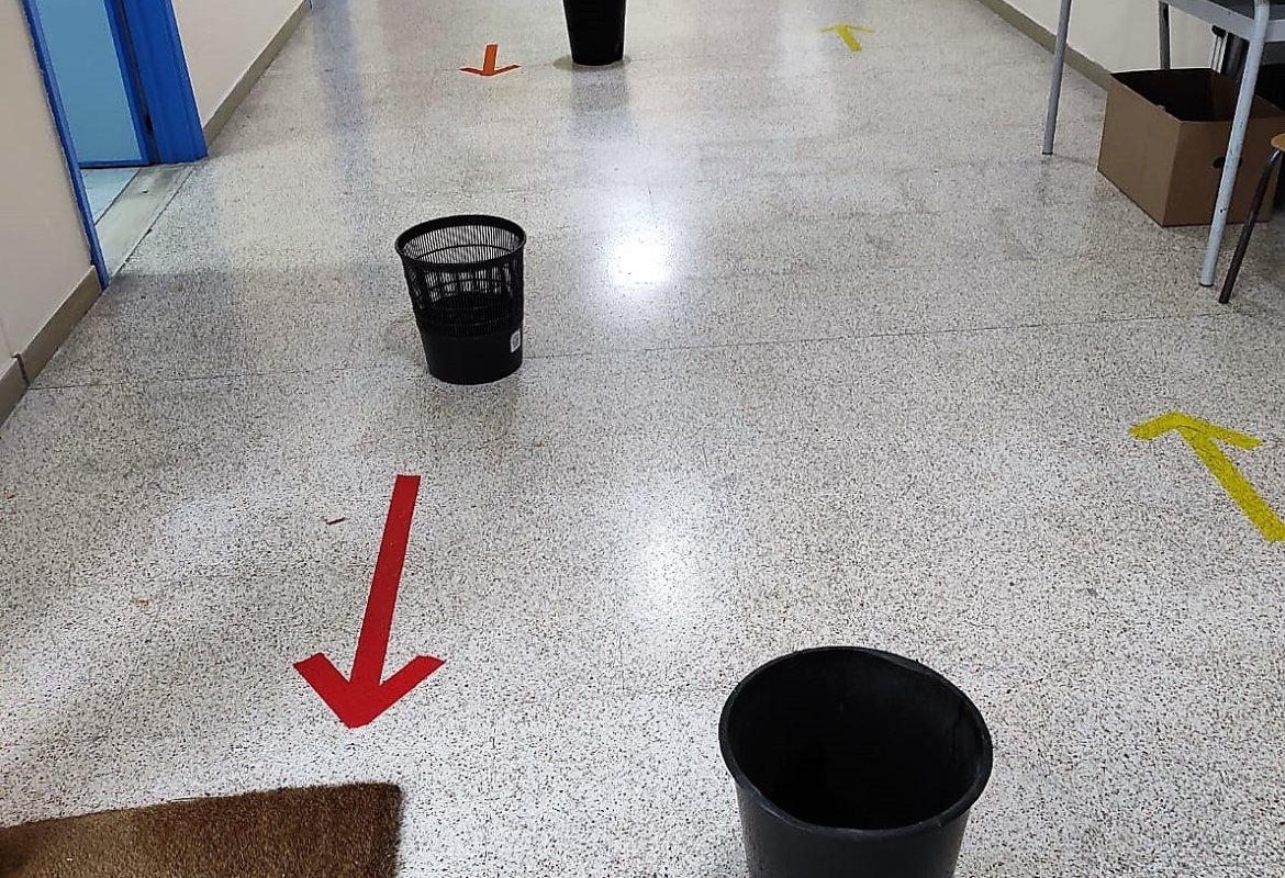 Nella scuola media del Polo 2 piove dal tetto. La denuncia di Paola Carrozzini e gli interventi programmati da Loredana Tundo