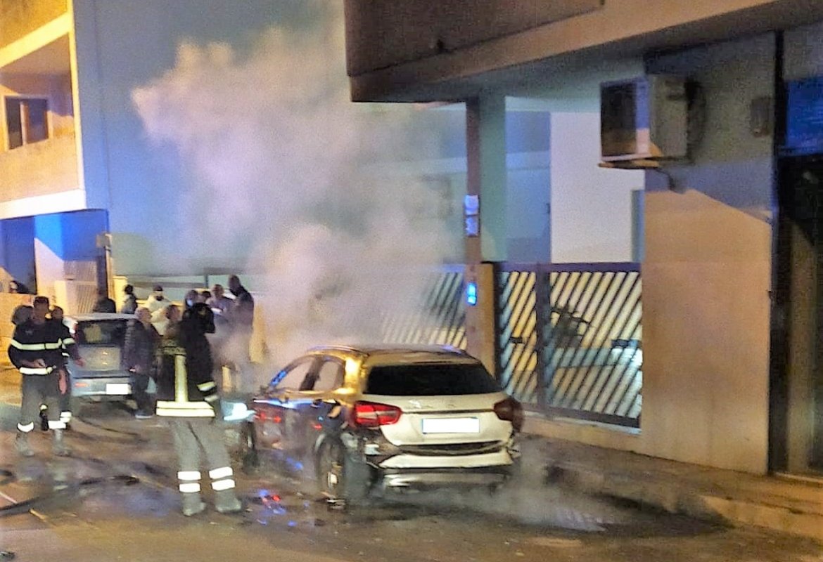 Mercedes in fiamme in via Latina a Galatina