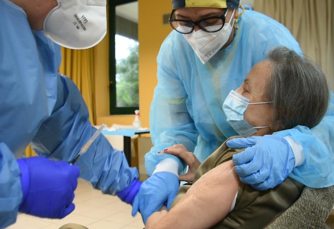 COVID-19. Scendono a 221 i nuovi contagiati pugliesi (17 nel Salento) ma i tamponi sono stati solo 1748. Ha 94 anni la prima vaccinata di Puglia